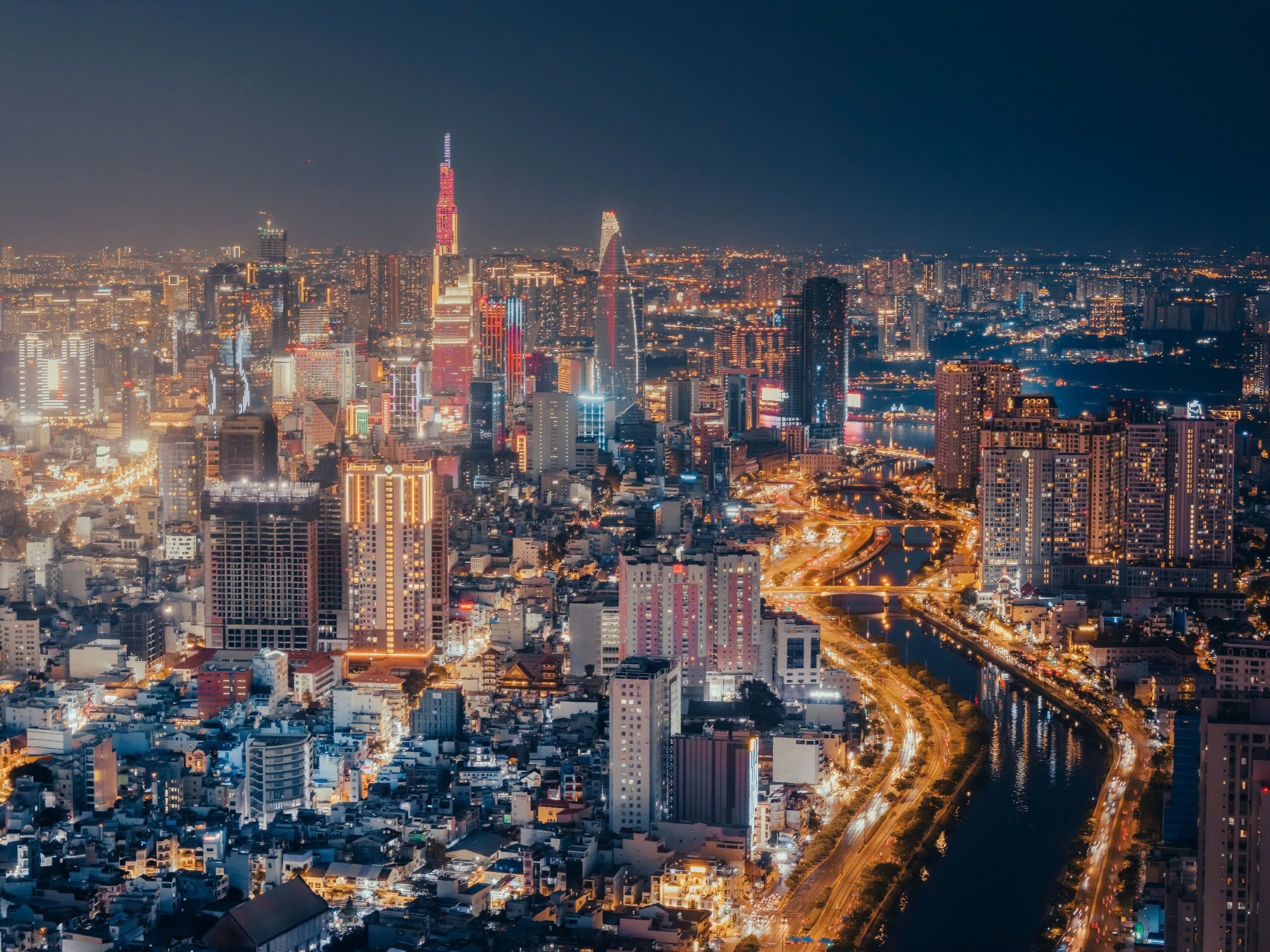 Triển vọng năm 2025 được điều chỉnh tăng nhờ thương mại vượt kỳ vọng