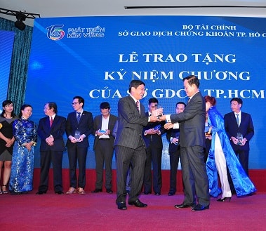 HSC's Deputy CEO, Mr. Le Cong Thien (left), receiving the Certificate of Merit