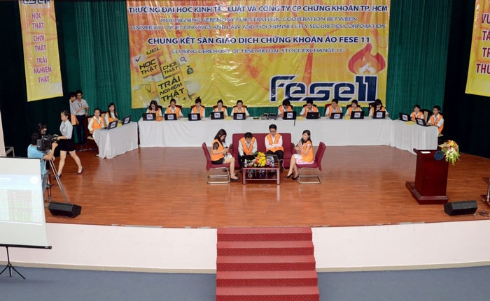 Các sinh viên đang tham gia Sàn giao dịch ảo