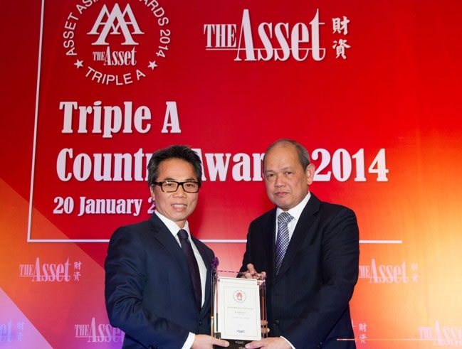 Ông Johan Nyvene - Tổng Giám đốc HSC nhận giải thưởng