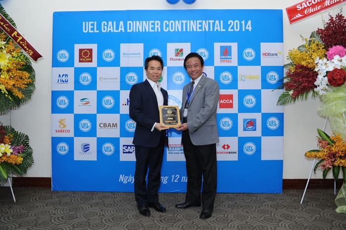 Ông Johan Nyvene – Tổng Giám đốc HSC nhận kỉ niệm chương từ UEL tại UEL Gala Dinner 2014