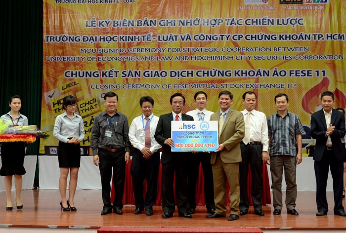 Ông. Lê Công Thiện đại diên HSC trao bảng tài trợ 500 triệu đồng cho UEL giai đoạn 2014 – 2019