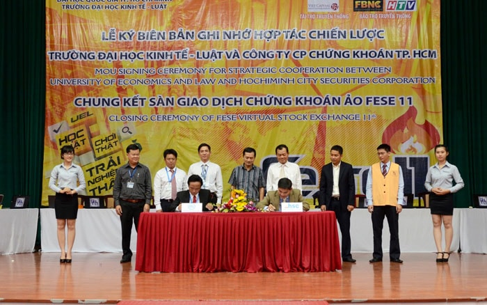 Ông Lê Công Thiện – Phó Tổng Giám đốc HSC và PGS. TS. Nguyễn Tiến Dũng – Bí thư Đảng ủy, Hiệu trưởng Trường ĐH Kinh tế - Luật ký biên bản ghi nhớ hợp tác chiến lược