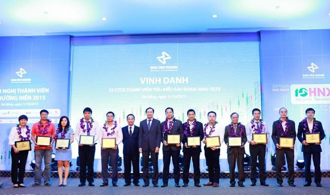 Đại diện HSC tham dự và nhận các Bằng khen tại Lễ Vinh danh