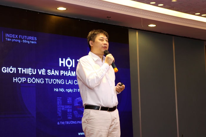 Anh Trịnh Hoài Giang đã có phần giới thiệu đến nhà đầu tư tại TP.HCM và Hà Nội về những sản phẩm, dịch vụ mà HSC sẽ cung cấp khi thị trường phái sinh chính thức đi vào hoạt động.