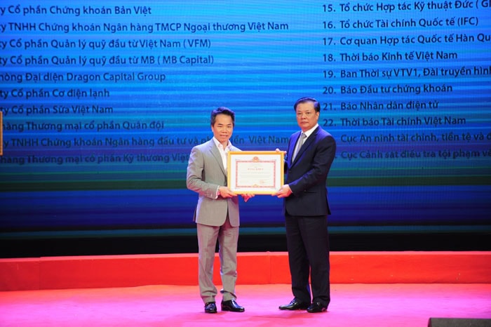 Ông Johan Nyvene – TGĐ HSC (bên trái) nhận Bằng khen do Bộ trưởng Bộ Tài chính Đinh Tiến Dũng trao tặng